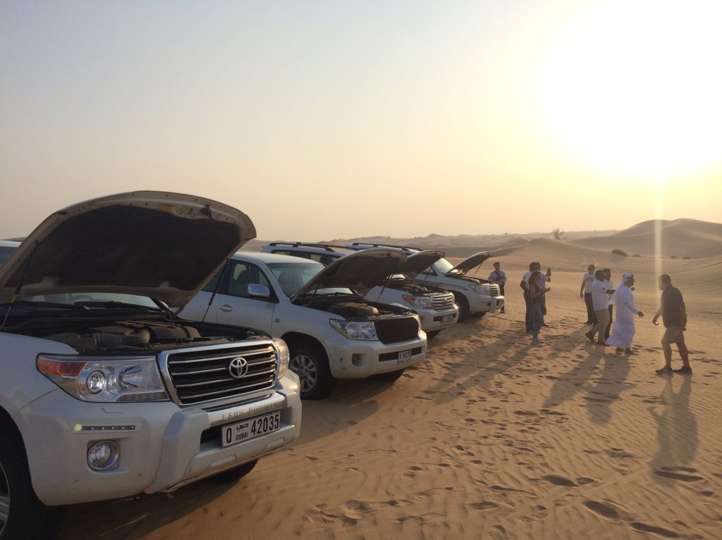 4x4 en repos dans les dunes à Abou Dhabi