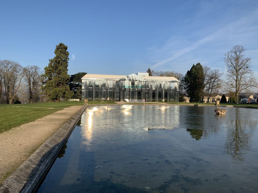 Château devant le bassin à Rentilly