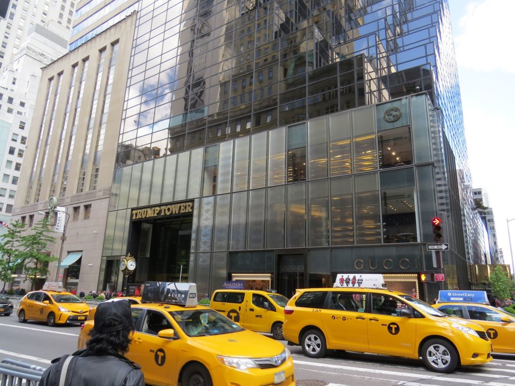 Taxi devant la Trump Tower