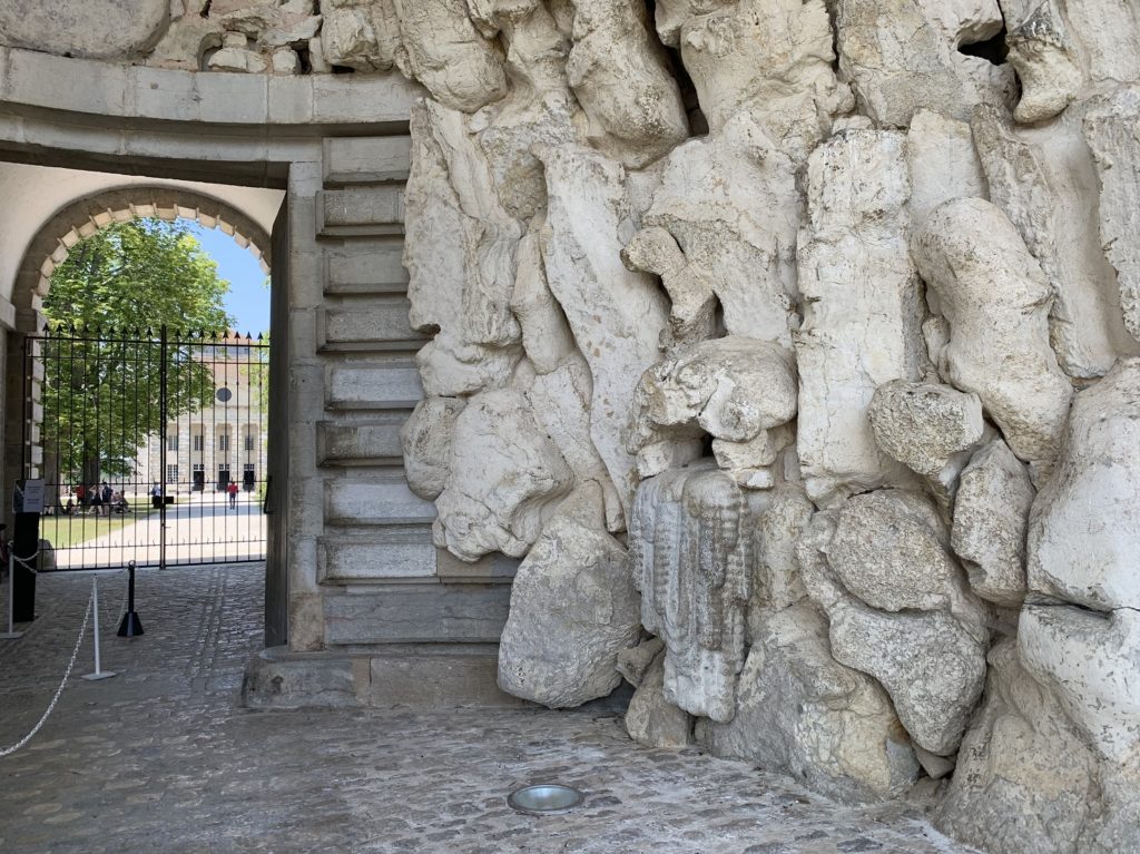 Grotte à l'entrée