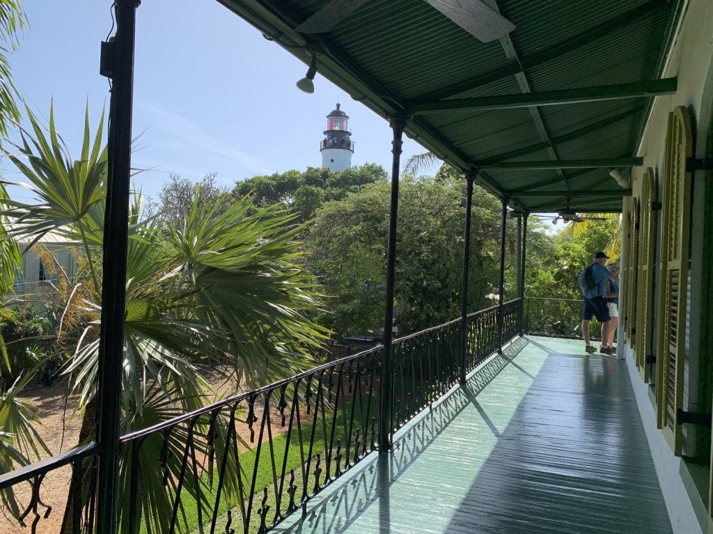 Terrasse avec vue sur le phare