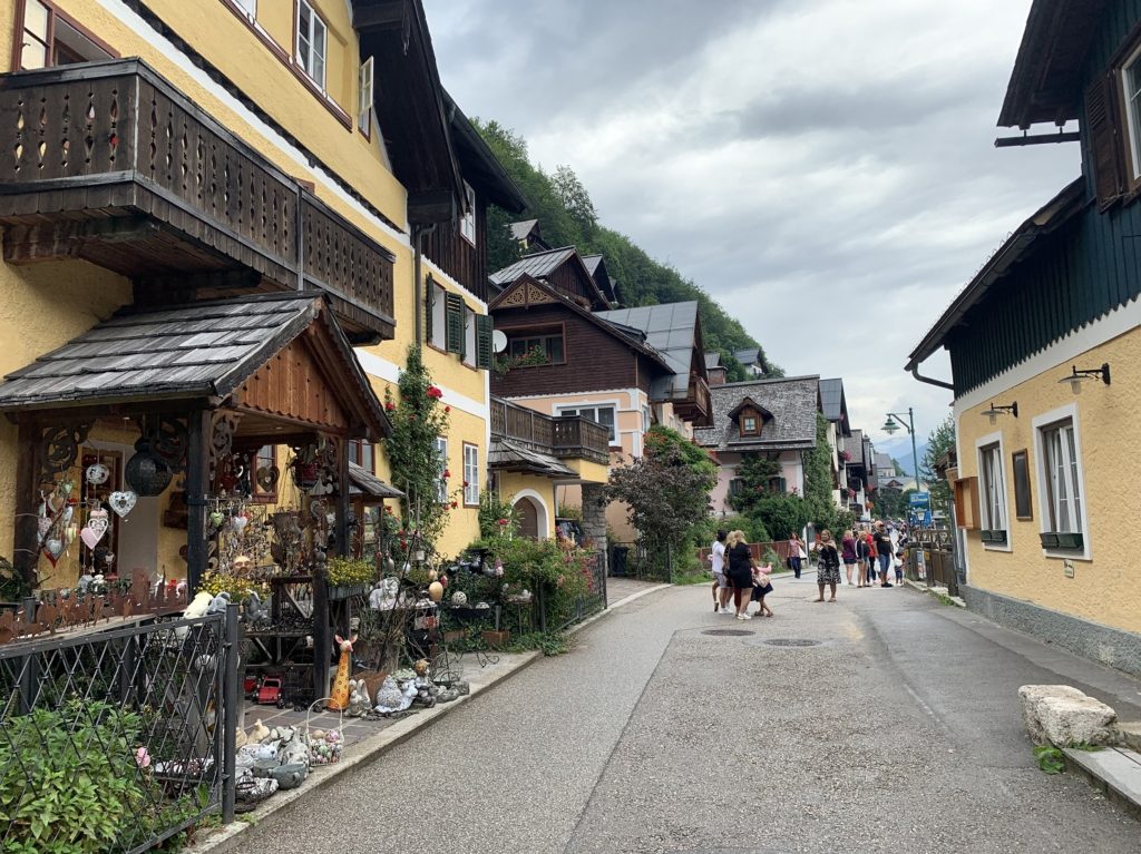 rue commerçante à Hallstatt