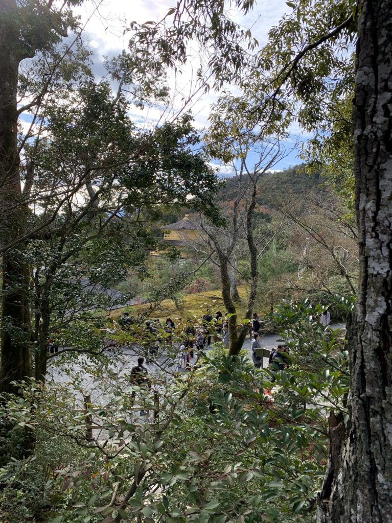 Vue du parc du Kinkaku-ji à travers les arbres