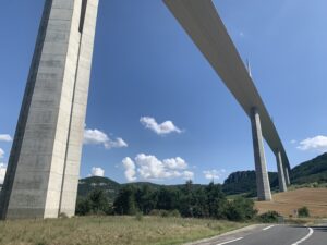 Vue de dessous du viaduc de Millau