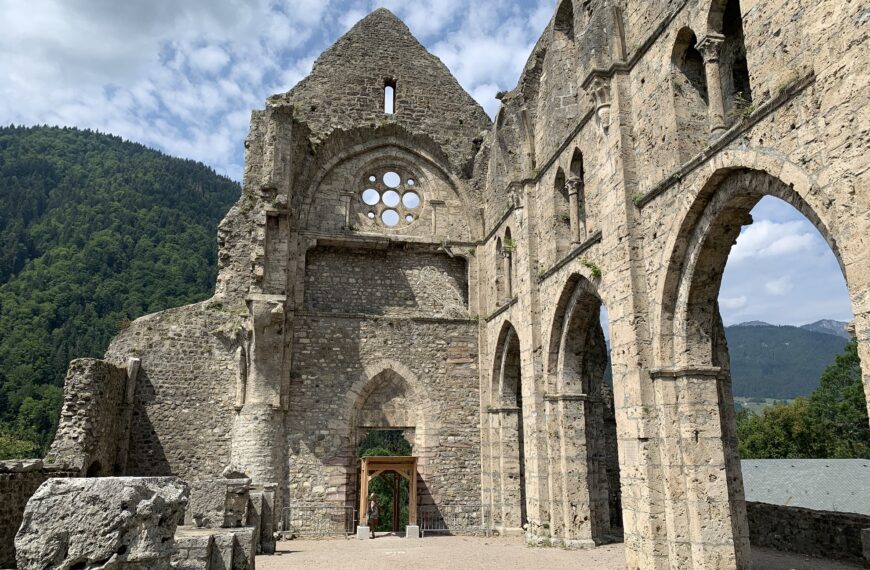 Vue sur l'abbaye d'Aulps depuis la nef