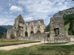 La vue sur les ruines de l'abbaye d'Aulps