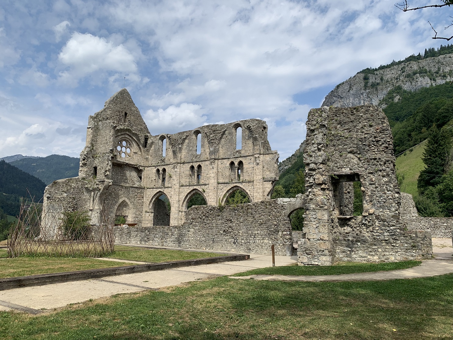 La vue sur les ruines de l'abbaye d'Aulps