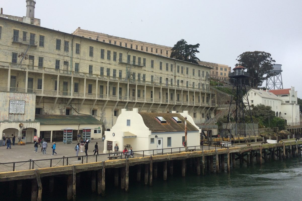 Arrivée sur l'île d'Alcatraz en bateau