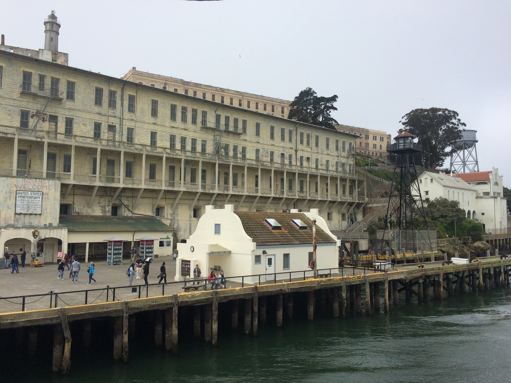 Arrivée sur l'île d'Alcatraz en bateau