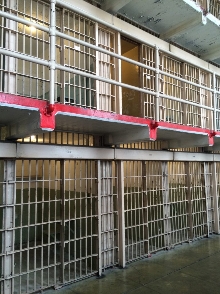 Gros plan sur les cellules de la prison d'Alcatraz