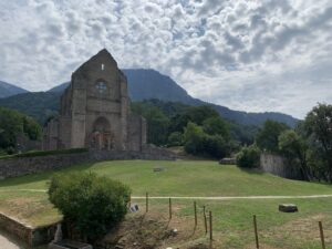 Vue sur l'abbaye d'Aulps depuis le musée