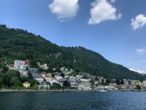 La vue sur le funiculaire de Brunate depuis le lac