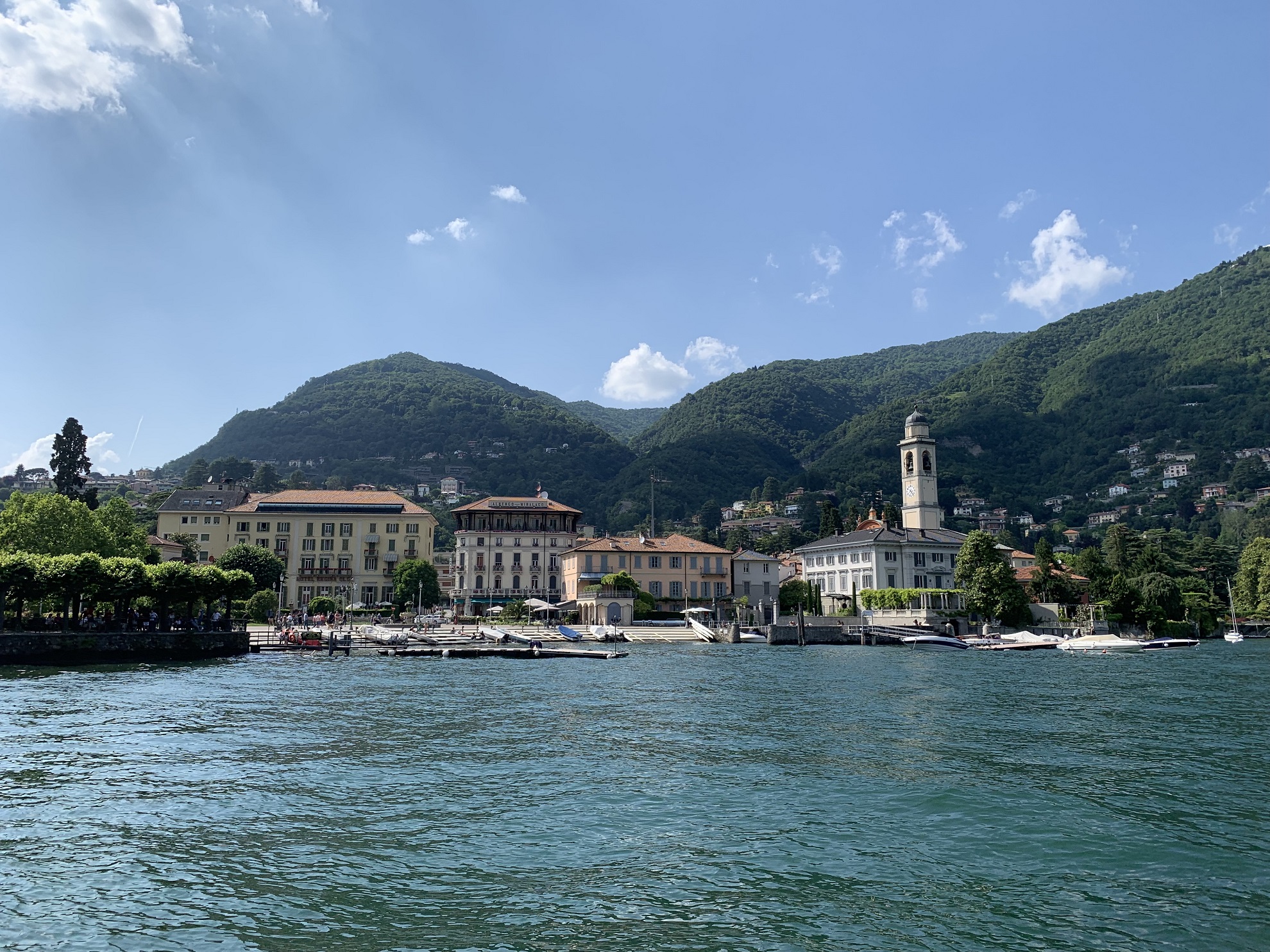 Vue sur Cernobbio depuis le ferry