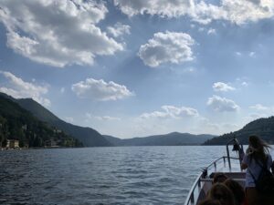 Vue sur le lac de Côme depuis le ferry