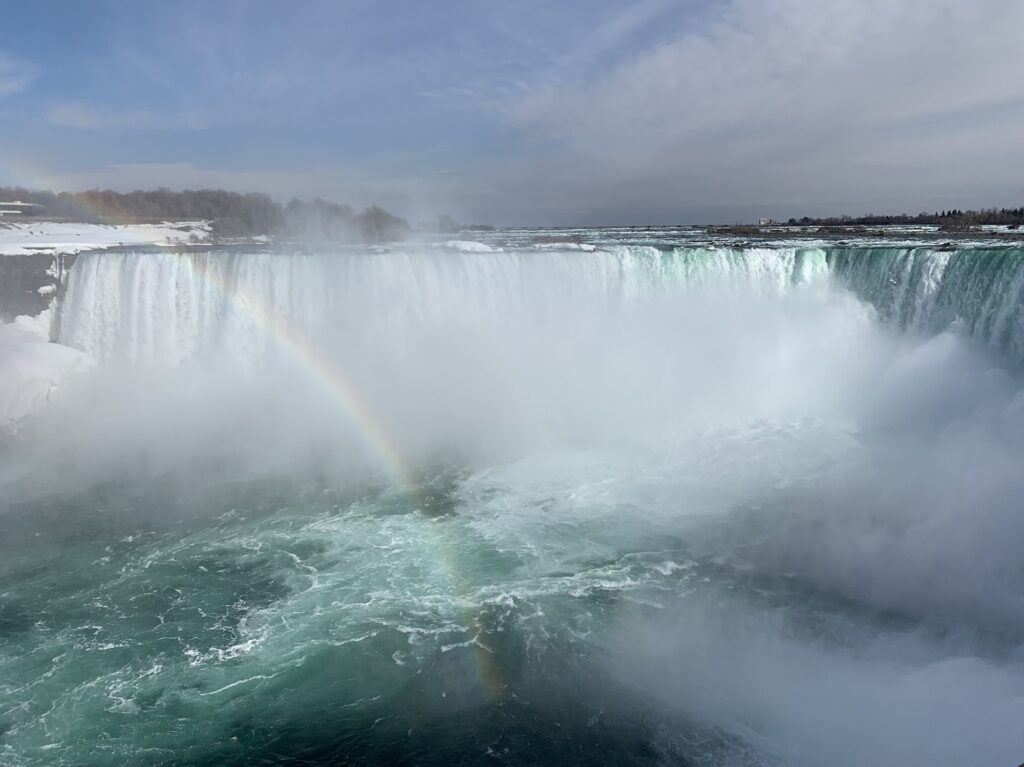 Un arc-en-ciel sur les chutes du Fer-à-Cheval