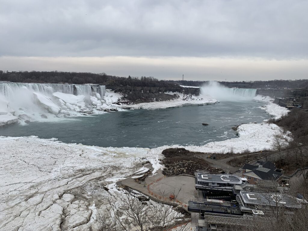 Panorama des chutes du Niagara en hiver