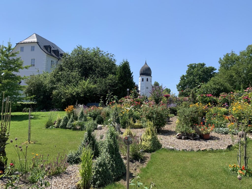 Vue sur les jardins fleuris de Fraueninsel