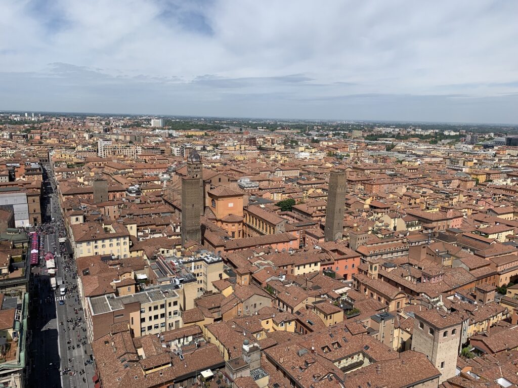 La vue sur la cathédrale San Pietro et son campanile