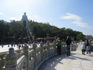 Vue au pied de l'escalier qui mène au Bouddha