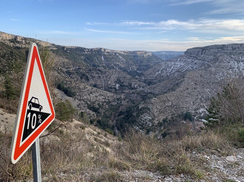 Vue sur le cirque avec un panneau routier pente dangereuse