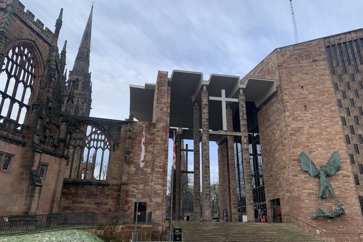 Vue sur l'ancienne et la nouvelle cathédrale Saint-Michel de Coventry