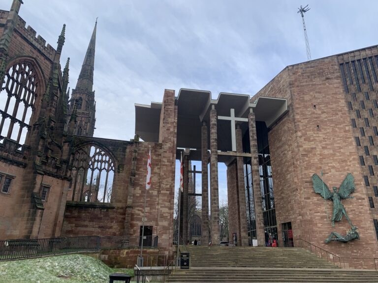 Vue sur l'ancienne et la nouvelle cathédrale Saint-Michel de Coventry