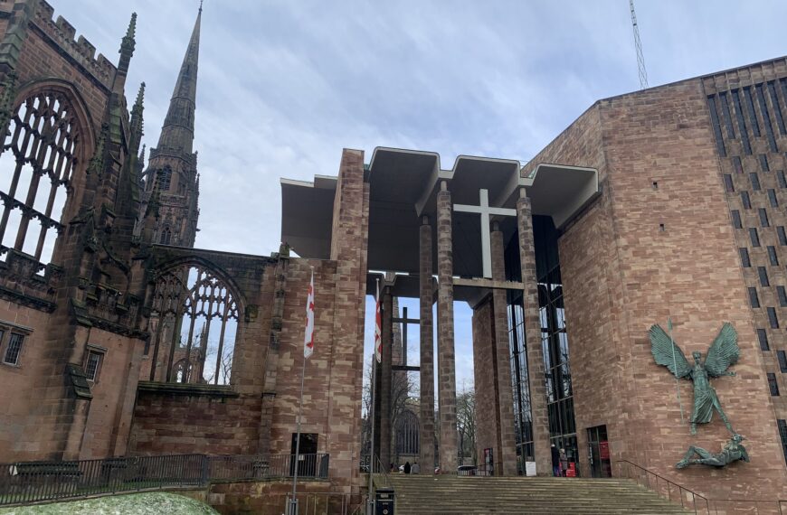 Vue sur l'ancienne et la nouvelle cathédrale Saint-Michel de Coventry