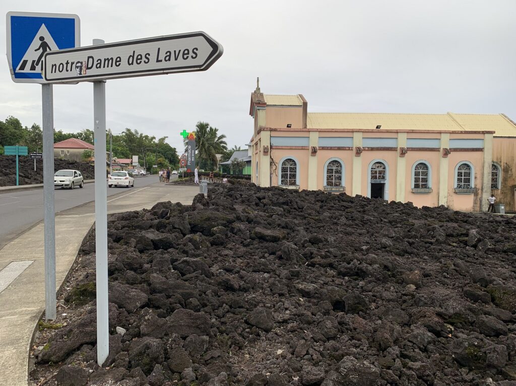 L'église vue depuis la route