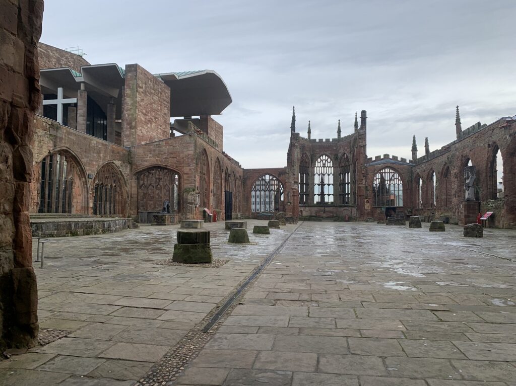 L'intérieur de l'ancienne cathédrale bombardée