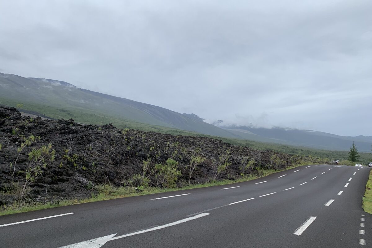 Vue sur le volcan depuis les bords de la route