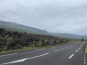 Vue sur le volcan depuis les bords de la route