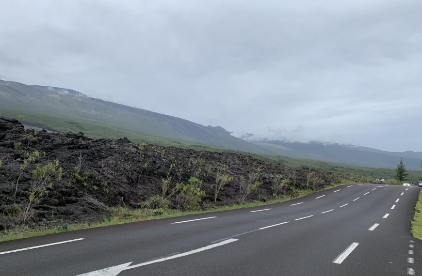 Vue sur le volcan depuis les bords de la route