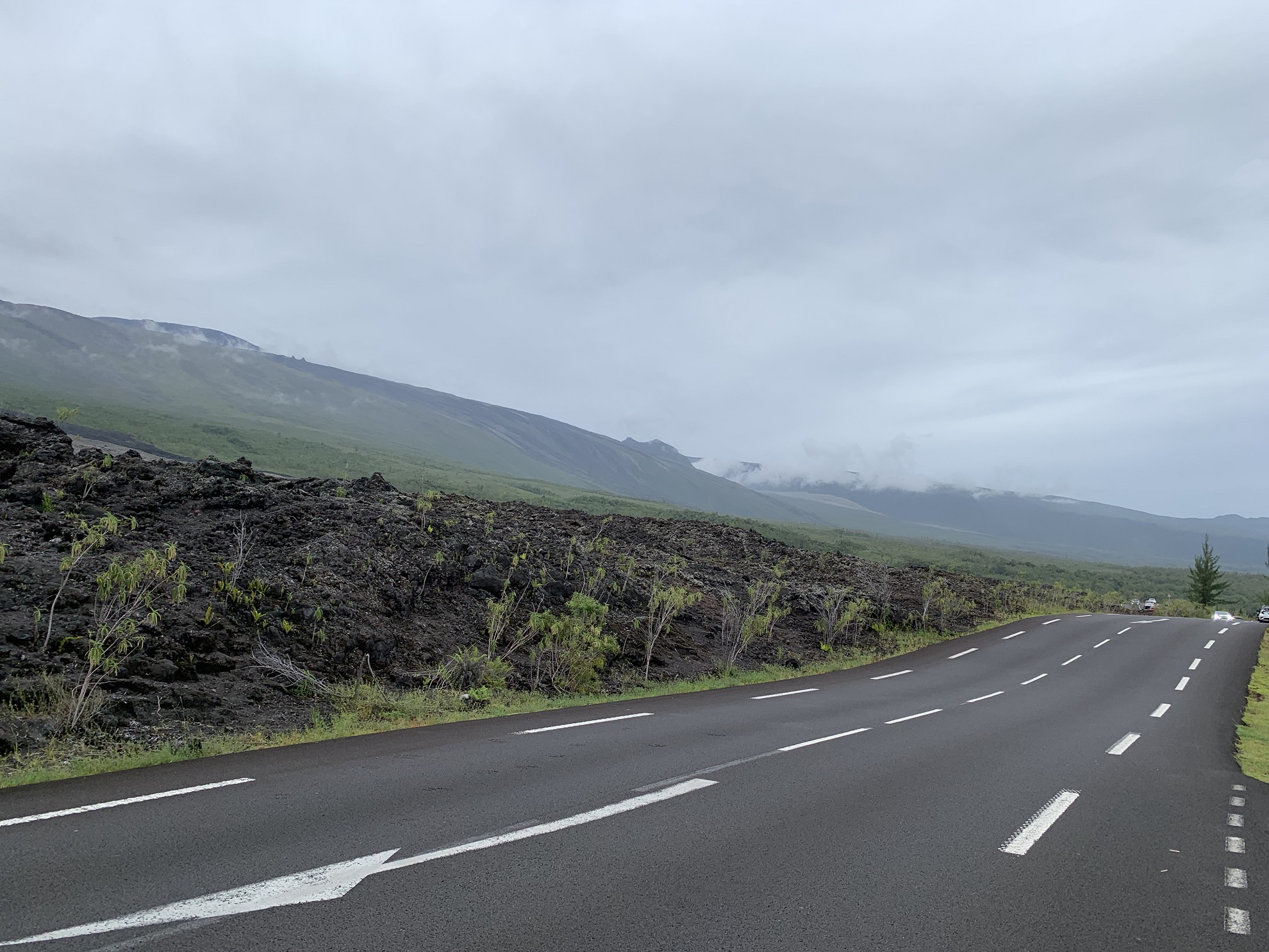 Vue sur le volcan depuis les bords de la route