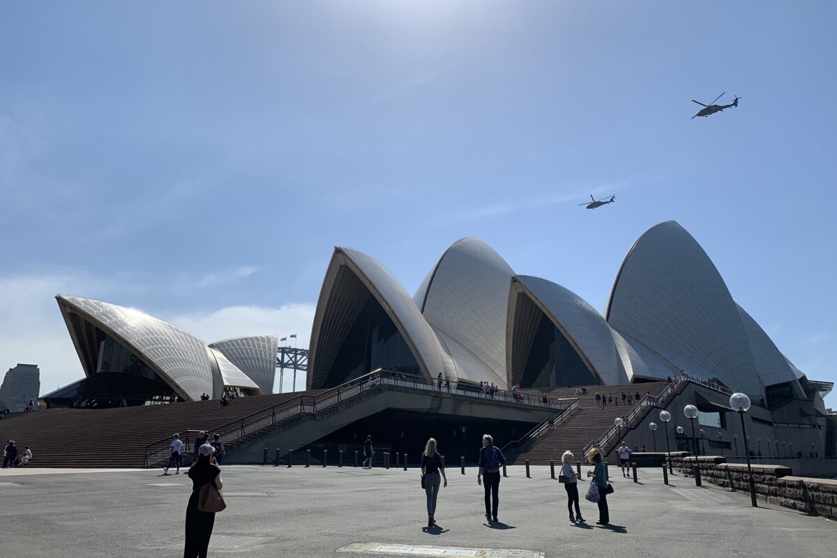 La vue sur l'opéra de Sydney depuis le parvis