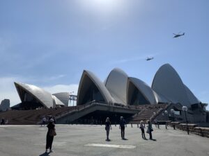 La vue sur l'opéra de Sydney depuis le parvis