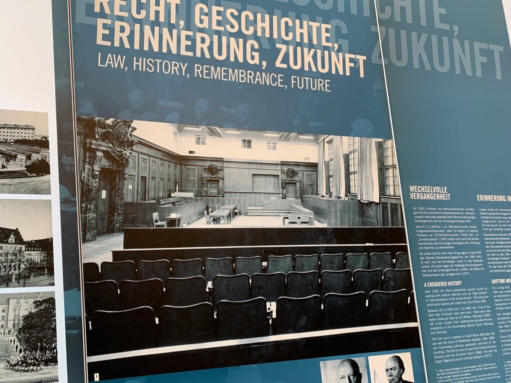 Détail d'un panneau au musée du procès de Nuremberg