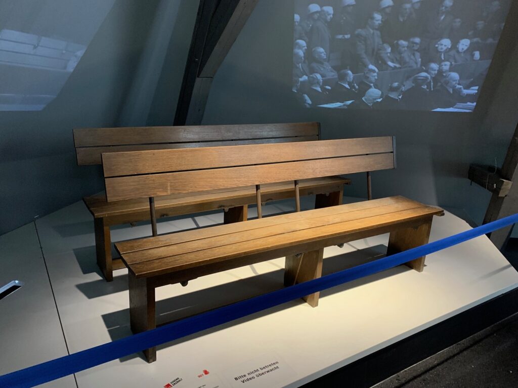 Le banc des accusés du procès de Nuremberg