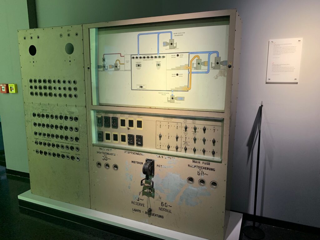 Le panneau de contrôle, exposé au musée