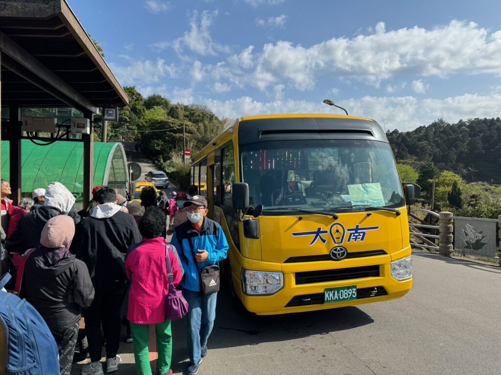 Arrêt de minibus à Zhuzihu
