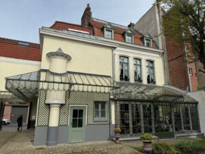 Vue sur la maison depuis l'arrière-cour