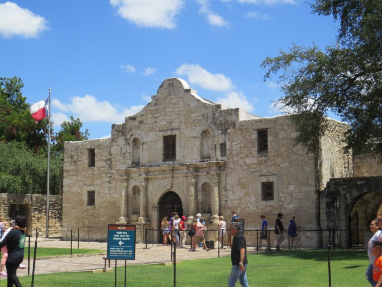 Façade à l'entrée du Fort Alamo