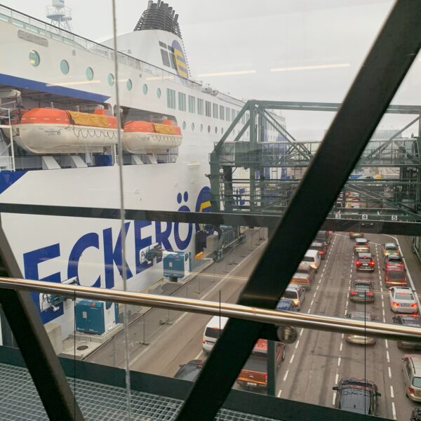 Vue sur le ferry depuis la passerelle