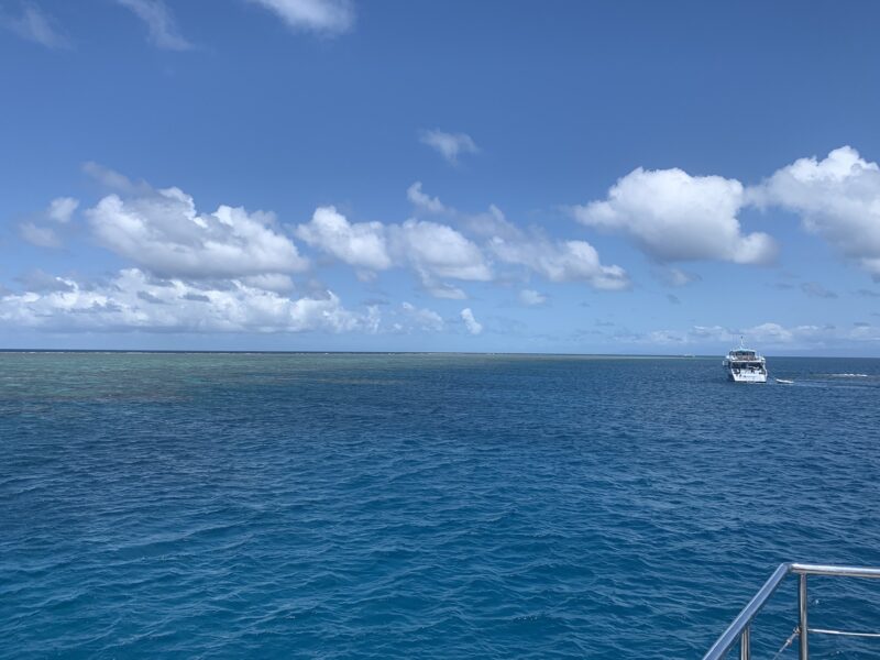 Des bateaux au mouillage près de la Grande Barrière de corail