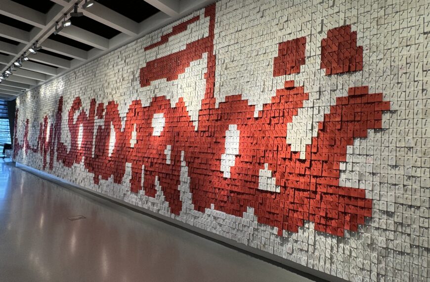 Vue sur le mur Solidarnosc à l'intérieur du musée