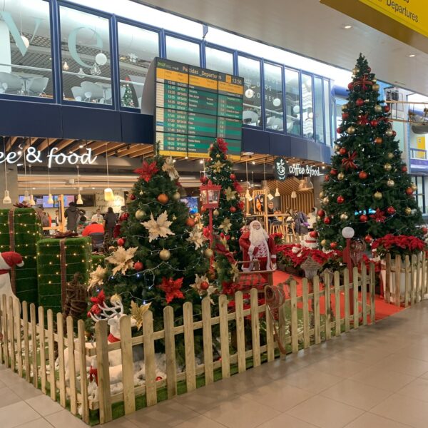 Le terminal de l'aéroport de Ponta Delgada aux Açores, décoré pour Noël