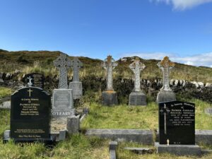 Des tombes au cimetière de l'Abbaye de Derrynane