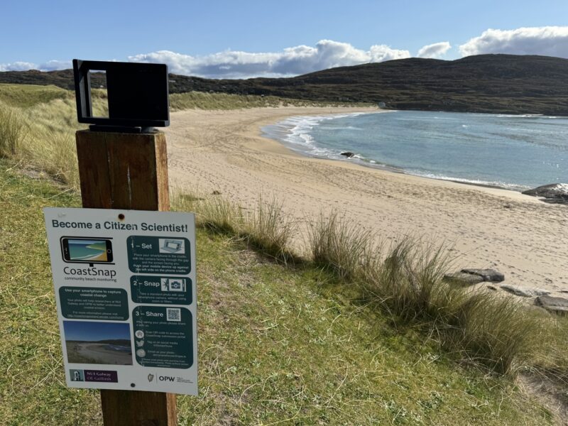 Un panneau "CoastSnap" sur la plage de Derrynane