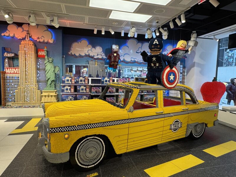 Un taxi jaune en Lego à la boutique de la 5e avenue
