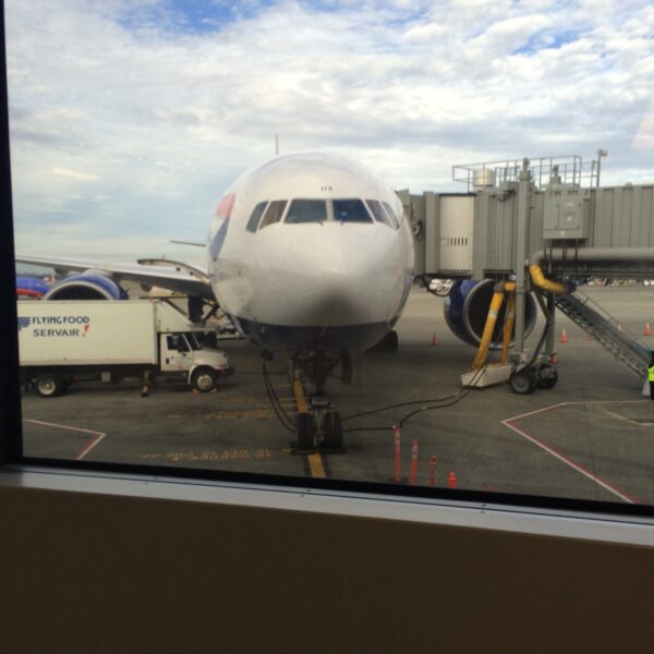Un Boeing 777-200 de British Airways stationné en porte