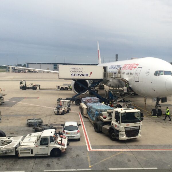 Un Boeing 777-300ER de China Eastern à l'aéroport de Paris-Roissy-Charles-de-Gaulle